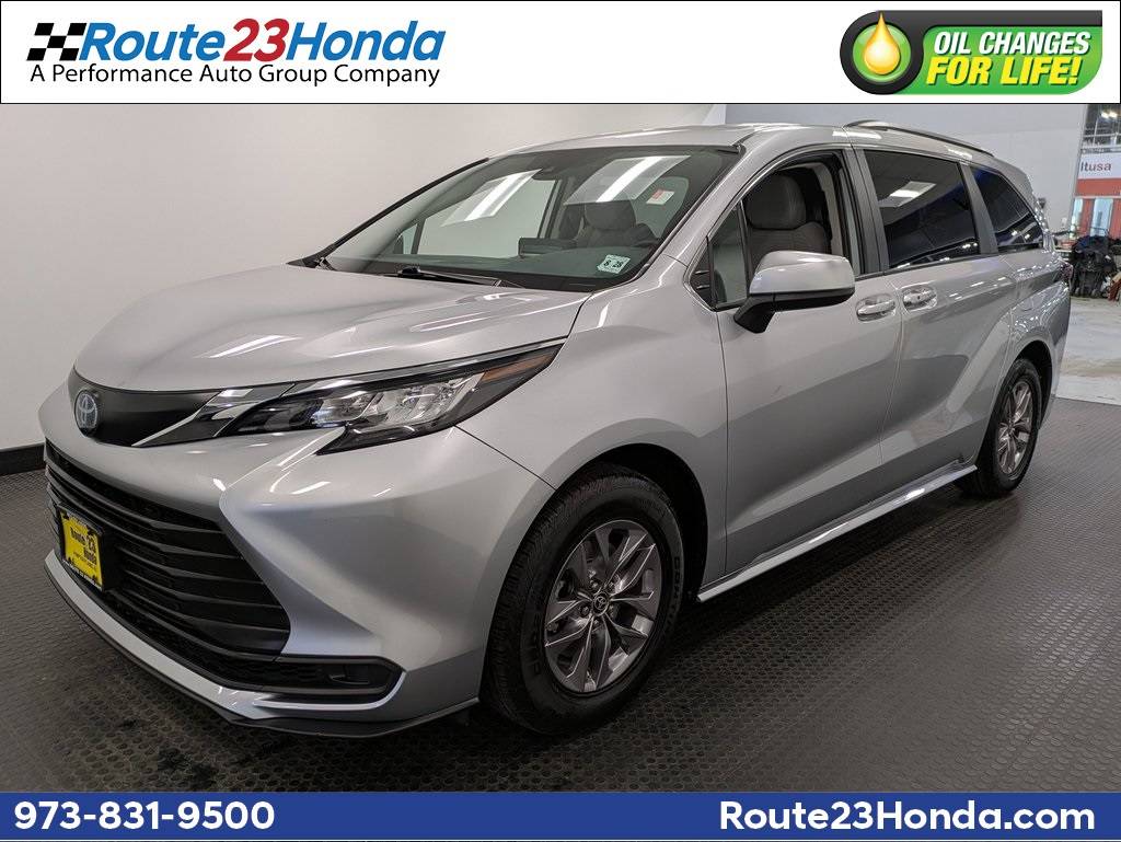 2023 Toyota Sienna LE — Minivan — 40,310 mi — Pompton Plains, NJ