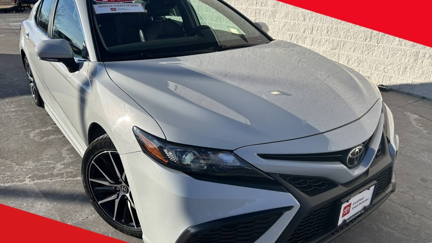2022 Toyota Camry SE — Sedan — 60,840 mi — Davenport, IA