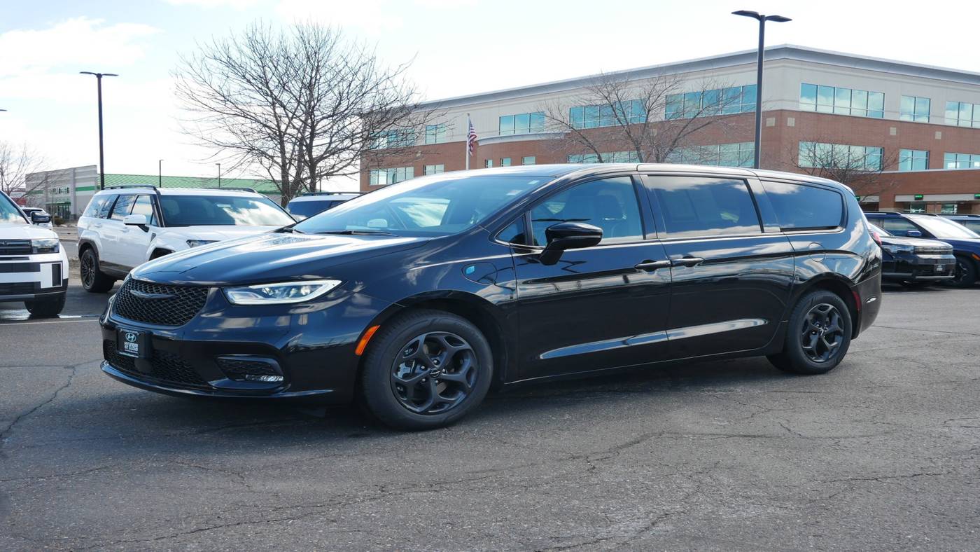 2023 Chrysler Pacifica Hybrid Limited — Minivan — 32,472 mi — Waite Park, MN