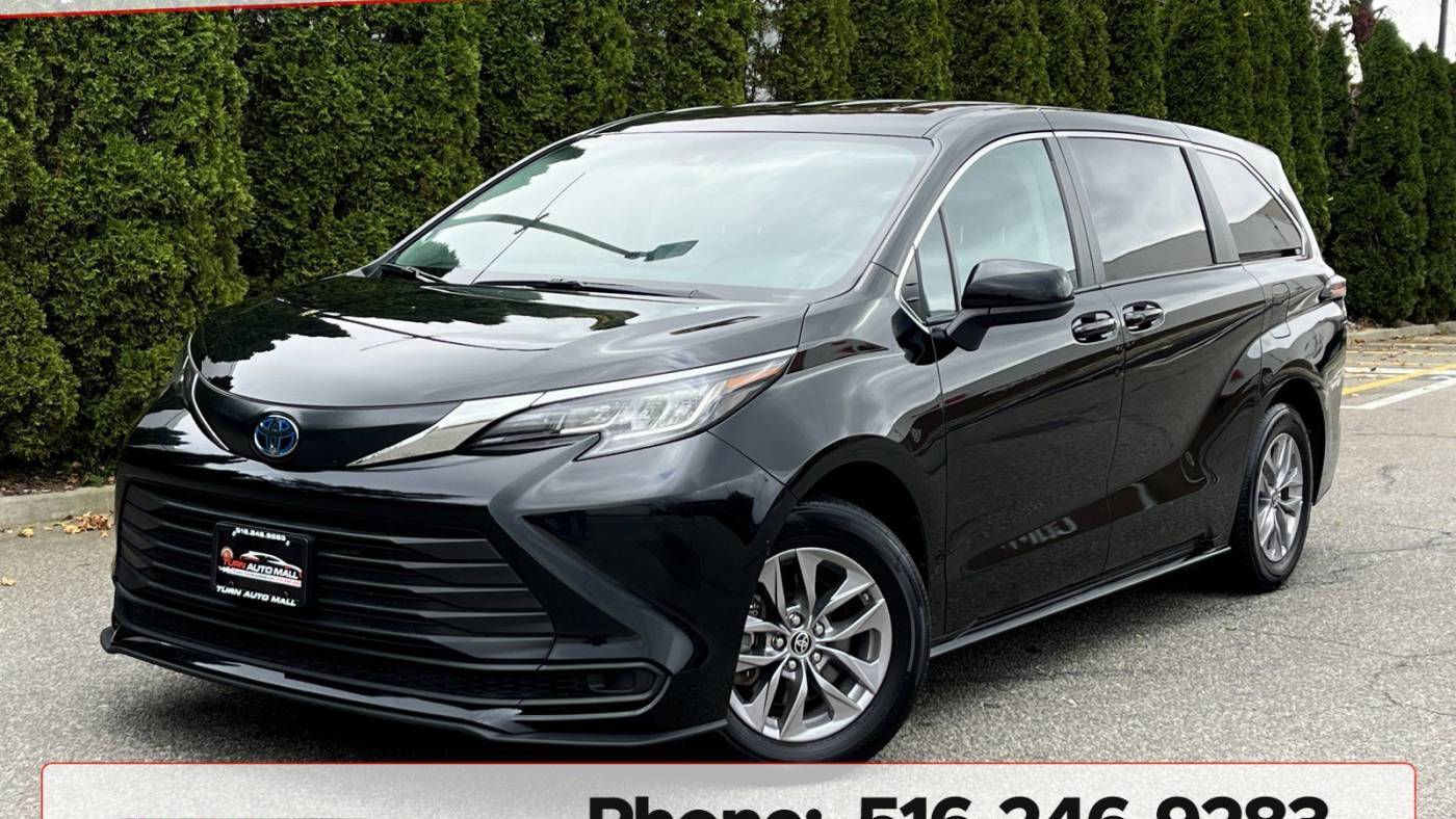 2023 Toyota Sienna LE — Minivan — 31,141 mi — New Hyde Park, NY
