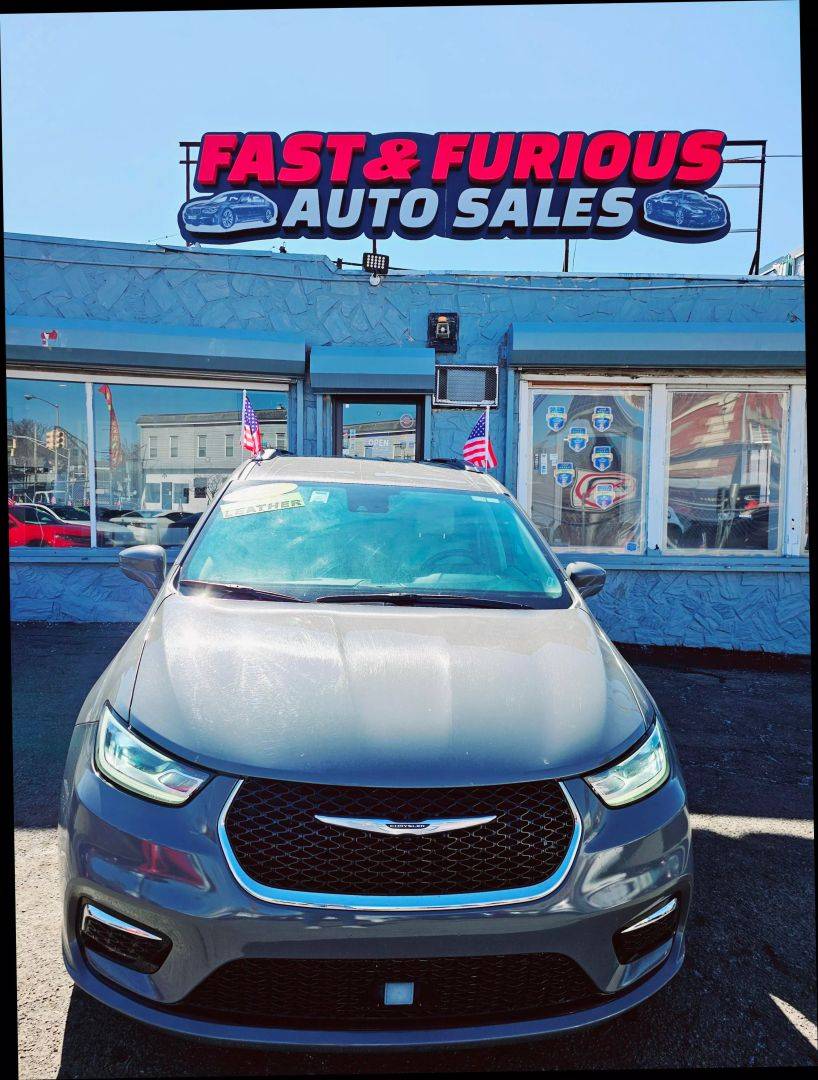 2021 Chrysler Pacifica Touring L — Minivan — 72,604 mi — Newark, NJ