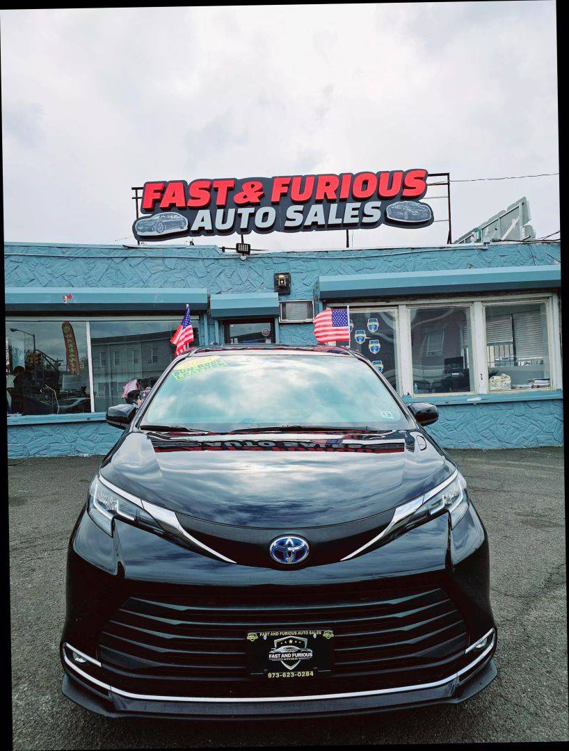2021 Toyota Sienna XLE — Minivan — 117,725 mi — Newark, NJ