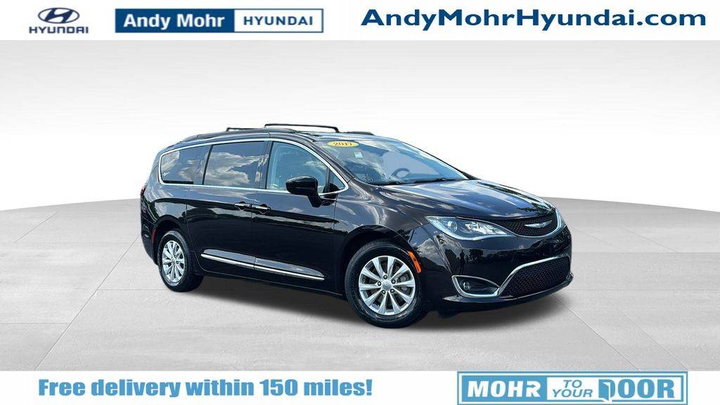 2017 Chrysler Pacifica Touring L — Minivan — 135,584 mi — Bloomington, IN