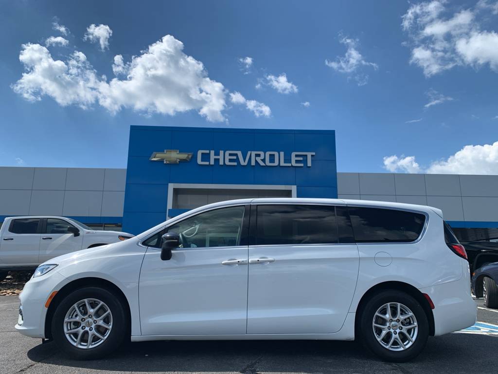 2023 Chrysler Pacifica Touring L — Minivan — 49,292 mi — Jefferson City, TN