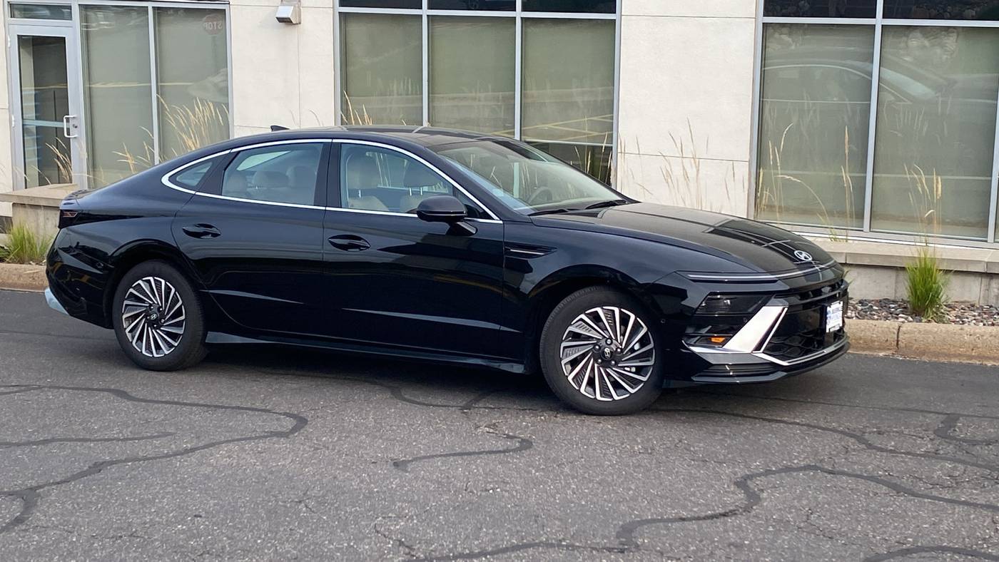 2025 Hyundai Sonata Hybrid Limited — Sedan — 5,801 mi — White Bear Lake, MN