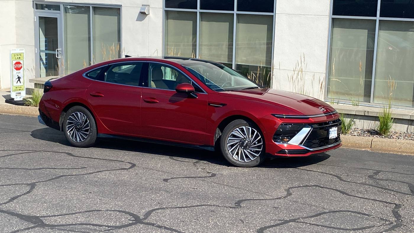 2025 Hyundai Sonata Hybrid Limited — Sedan — 5,998 mi — White Bear Lake, MN