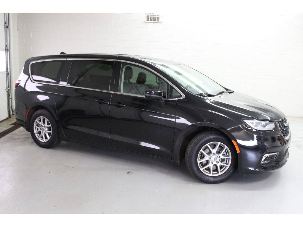 2023 Chrysler Pacifica Touring L — Minivan — 73,182 mi — Toledo, OH