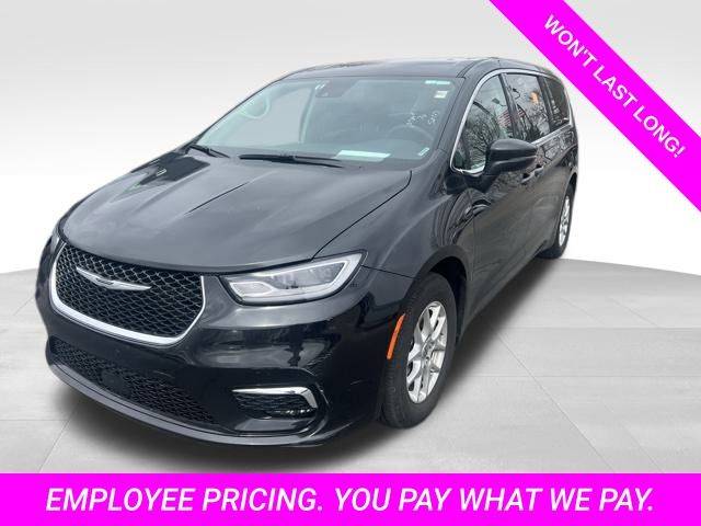 2023 Chrysler Pacifica Touring L — Minivan — 69,681 mi — Tipton, IN