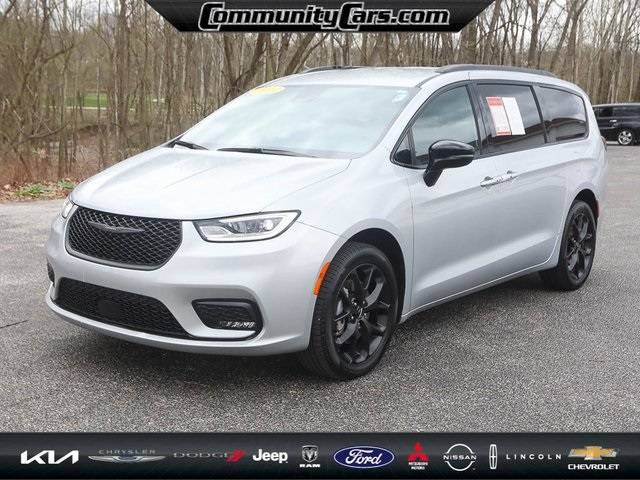 2024 Chrysler Pacifica Touring L — Minivan — 13,866 mi — Bloomington, IN