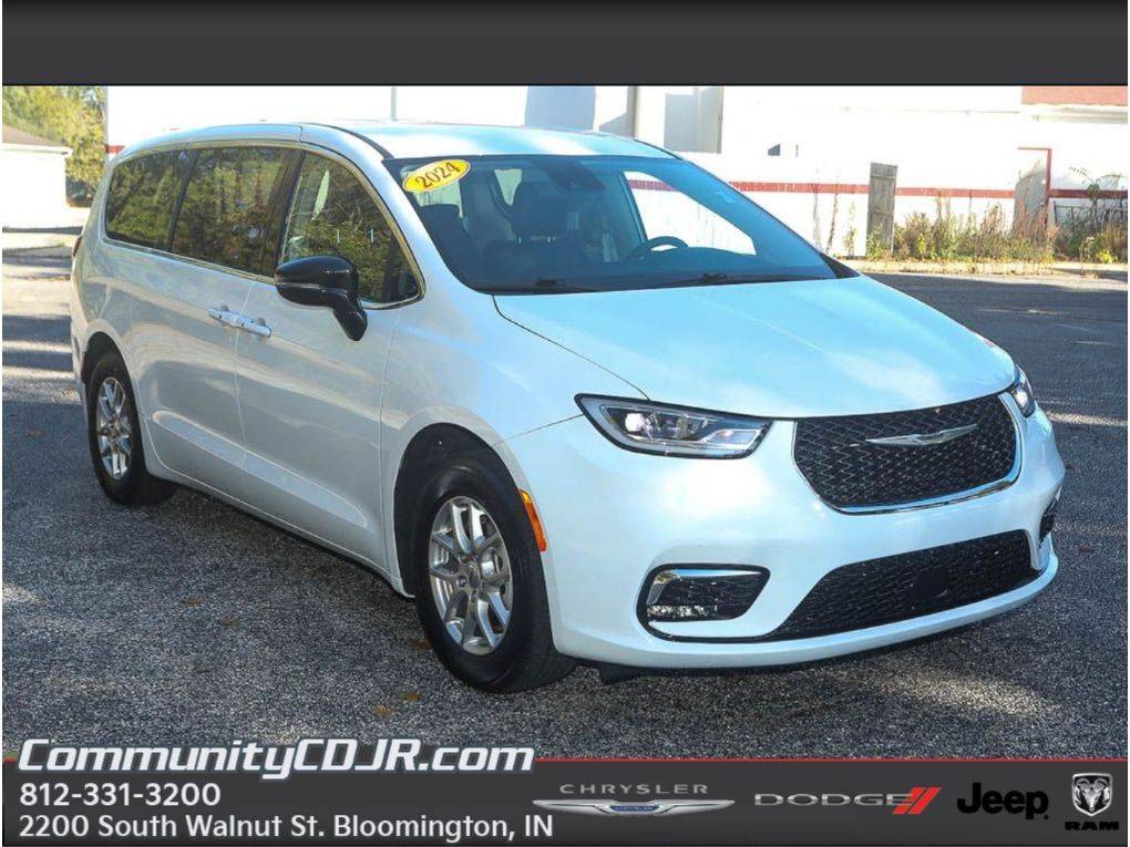 2024 Chrysler Pacifica Touring L — Minivan — 33,379 mi — Bloomington, IN