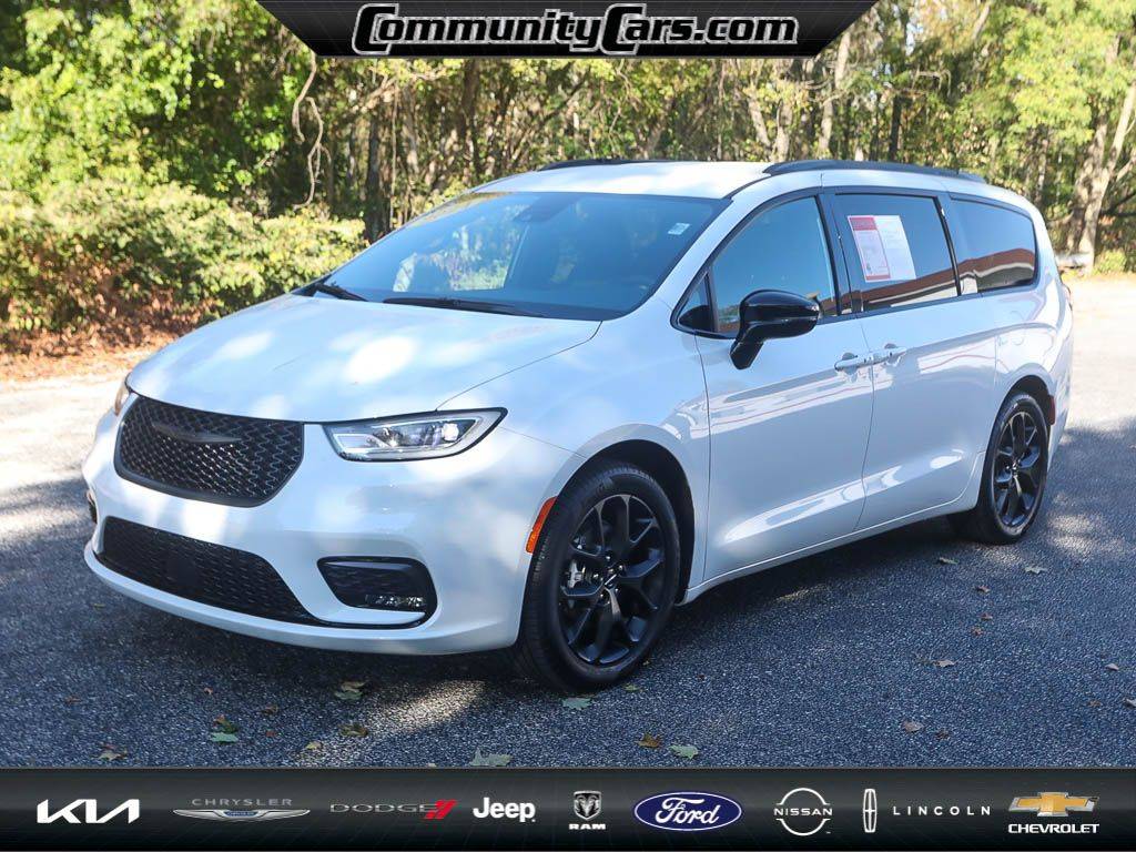 2024 Chrysler Pacifica Touring L — Minivan — 2,831 mi — Bloomington, IN