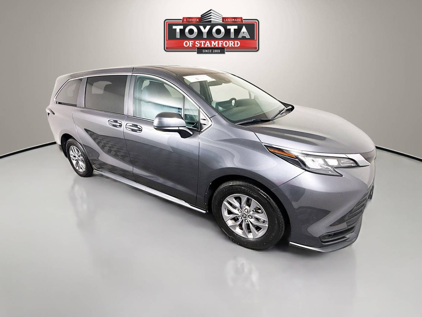 2025 Toyota Sienna LE — Minivan — 19,628 mi — Stamford, CT