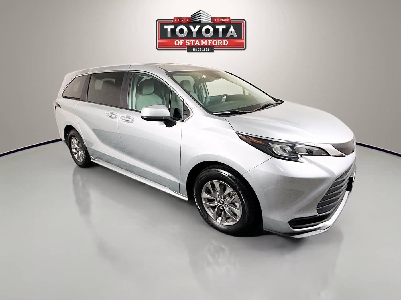 2024 Toyota Sienna LE — Minivan — 27,530 mi — Stamford, CT