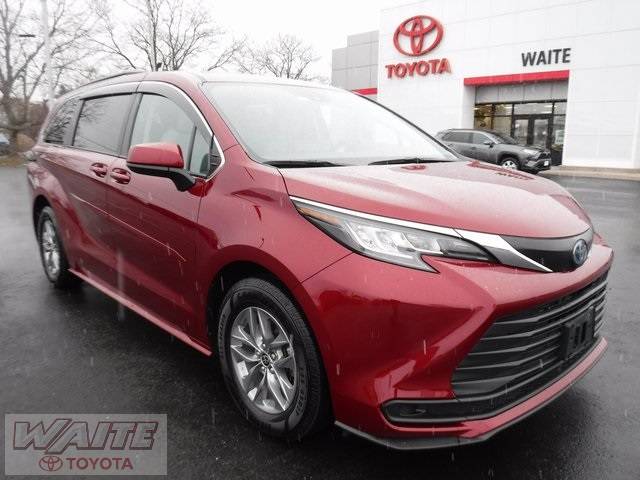 2022 Toyota Sienna LE — Minivan — 40,456 mi — Watertown, NY