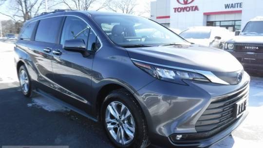 2025 Toyota Sienna XLE — Minivan — 557 mi — Watertown, NY