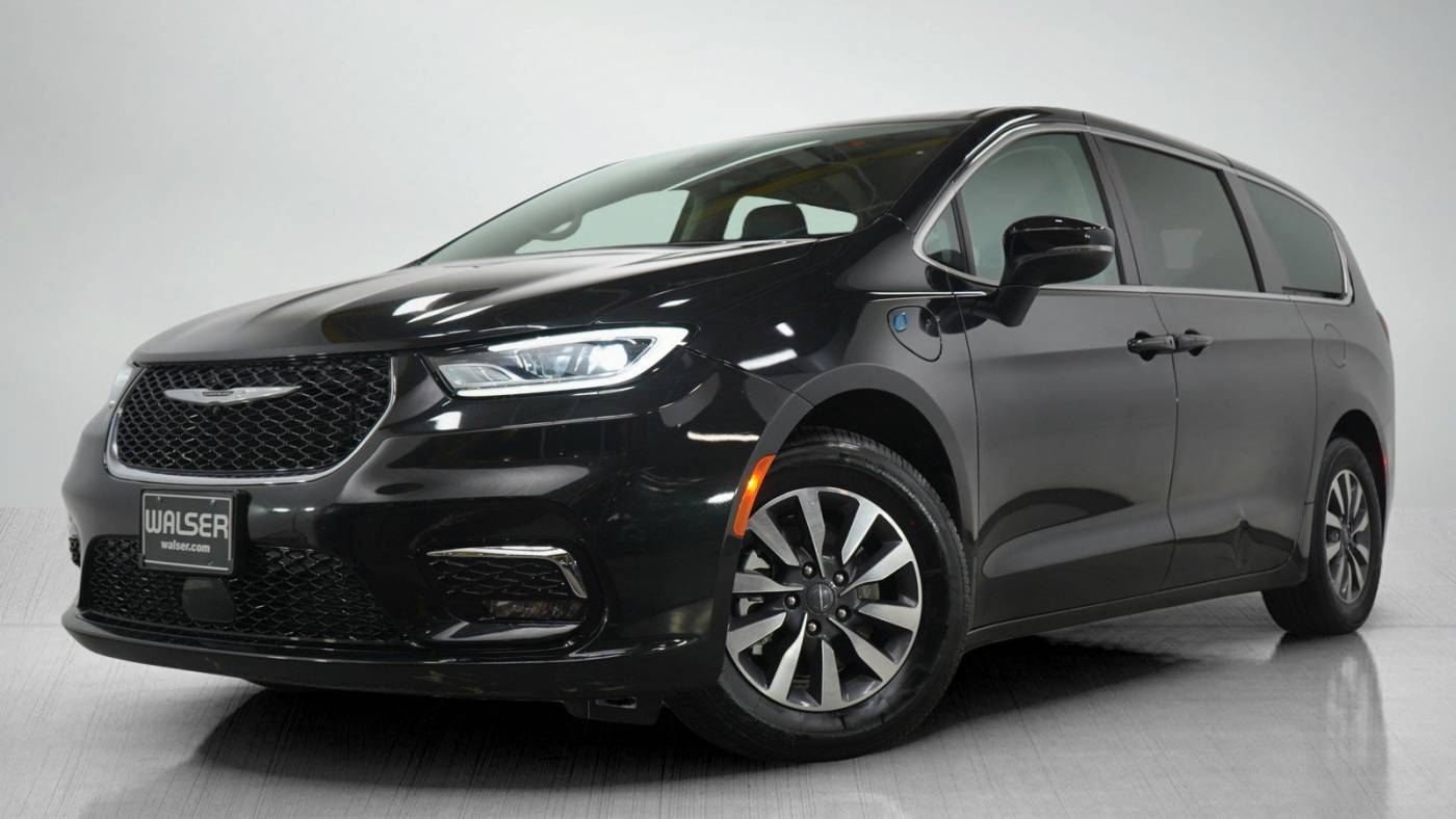 2023 Chrysler Pacifica Hybrid Touring L — Minivan — 31,608 mi — Hopkins, MN