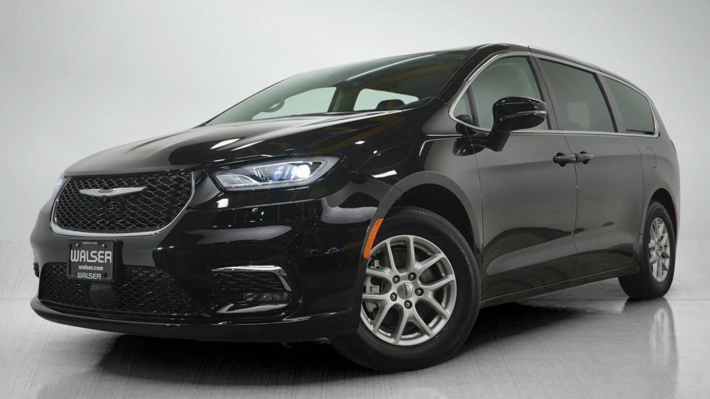 2024 Chrysler Pacifica Touring L — Minivan — 17,795 mi — Hopkins, MN