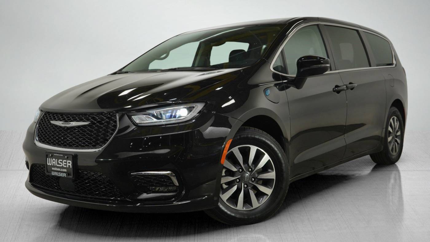 2023 Chrysler Pacifica Hybrid Touring L — Minivan — 26,493 mi — Hopkins, MN