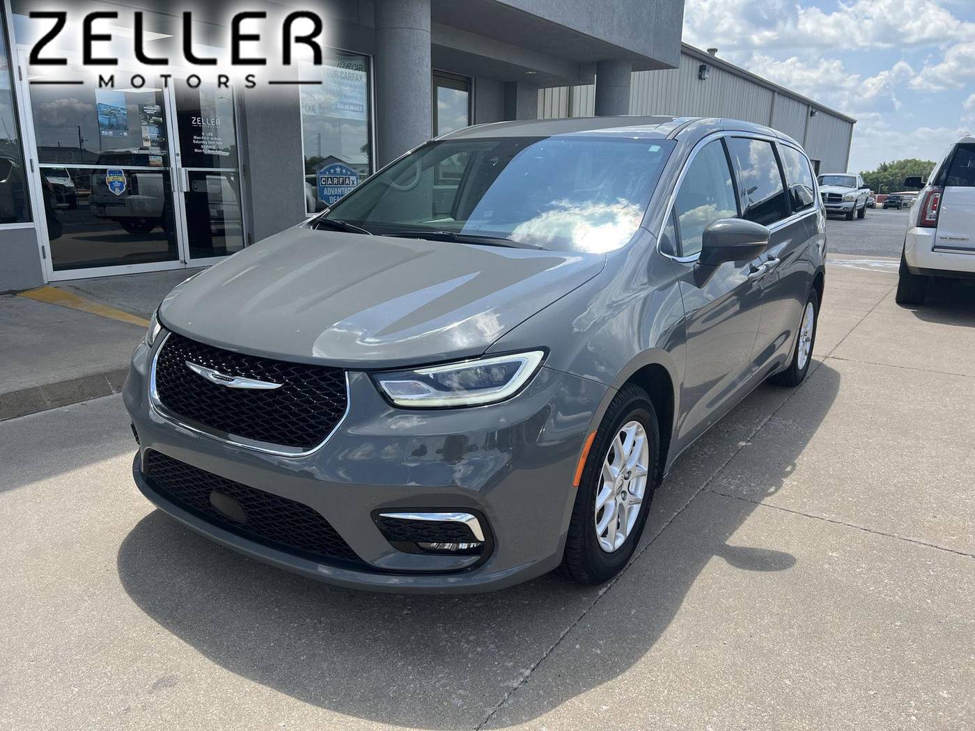 2023 Chrysler Pacifica Touring L — Minivan — 68,558 mi — Arkansas City, KS