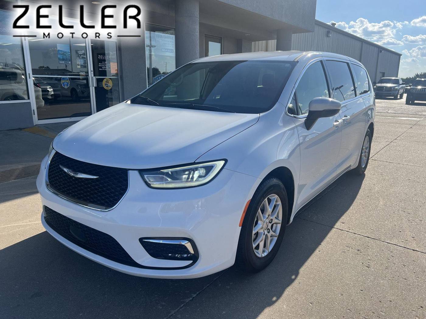2023 Chrysler Pacifica Touring L — Minivan — 84,103 mi — Arkansas City, KS