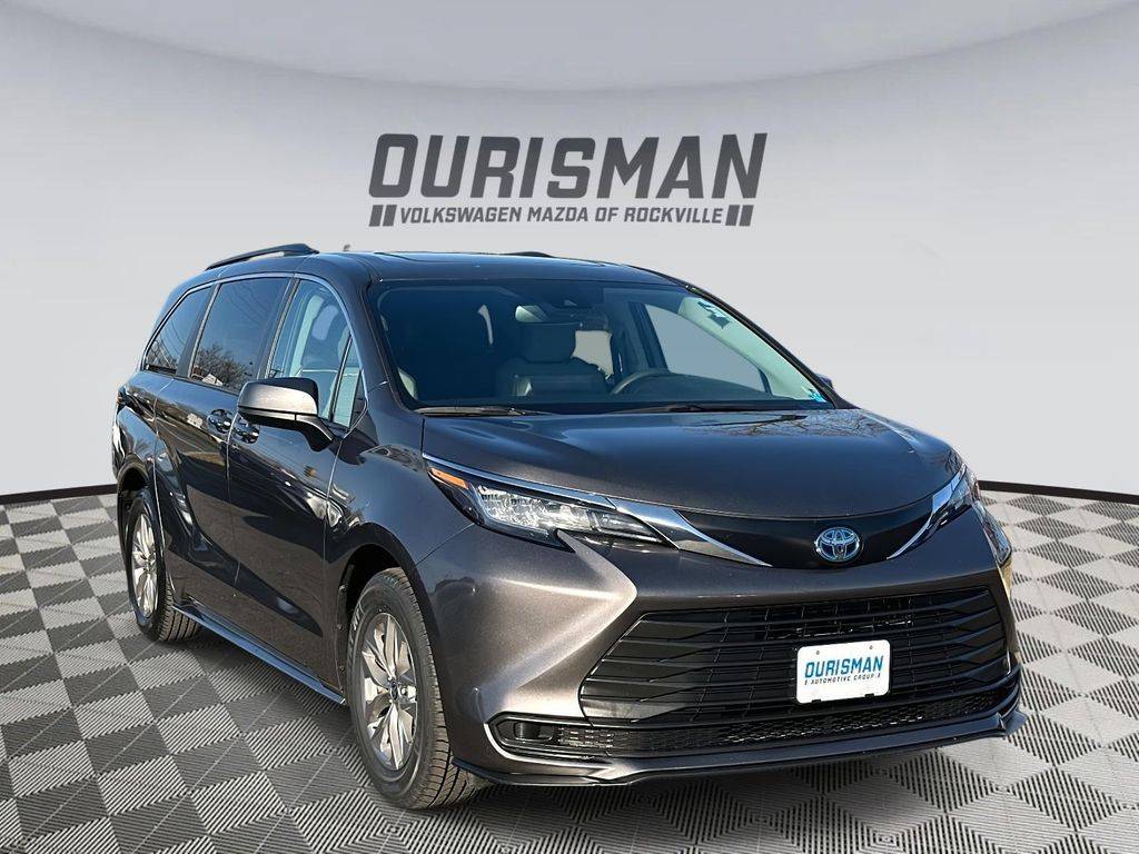 2022 Toyota Sienna LE — Minivan — 97,520 mi — Rockville, MD