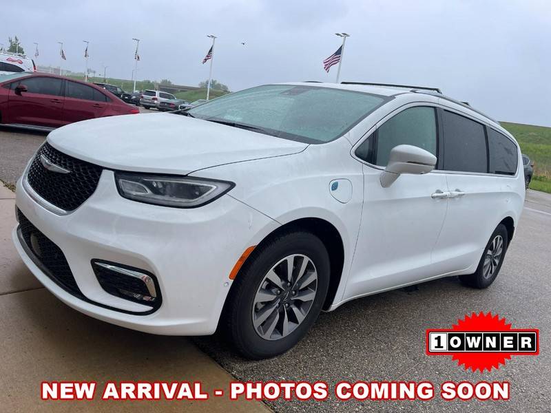 2021 Chrysler Pacifica Hybrid Touring L — Minivan — 59,183 mi — Middleton, WI