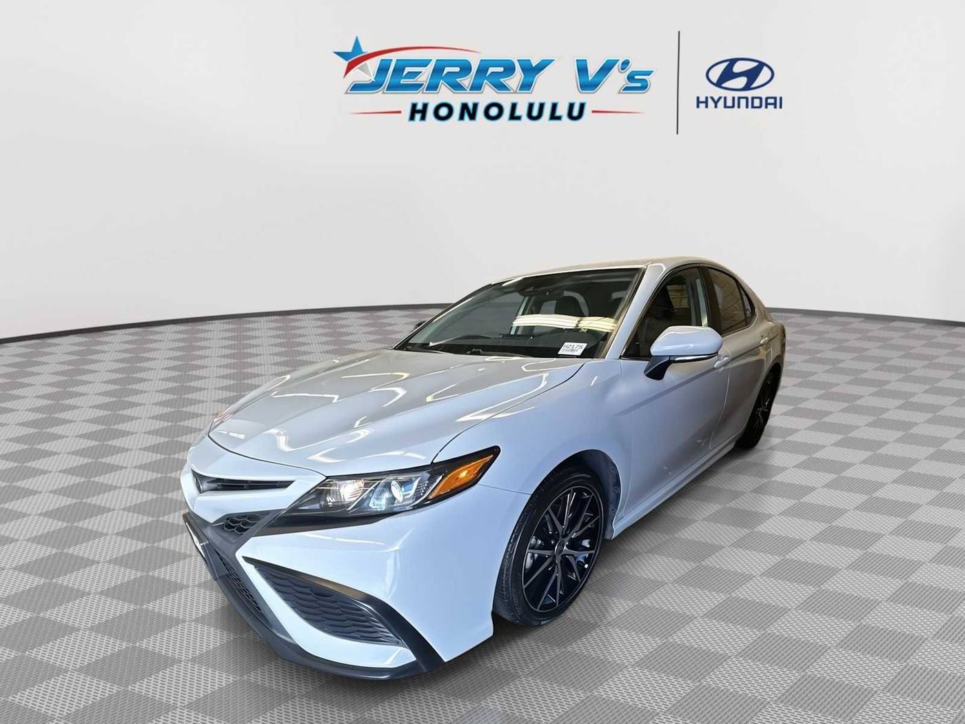 2024 Toyota Camry SE — Sedan — 25,112 mi — Honolulu, HI