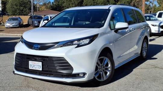 2023 Toyota Sienna XLE — Minivan — 21,870 mi — Thousand Oaks, CA