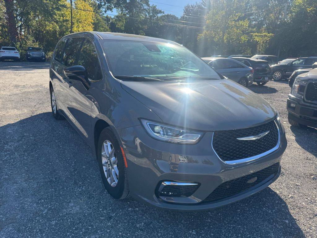 2025 Chrysler Pacifica Select — Minivan — 18,001 mi — Indianapolis, IN