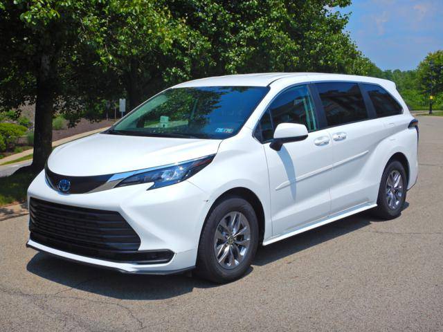 2024 Toyota Sienna LE — Minivan — 23,524 mi — Pittsburgh, PA