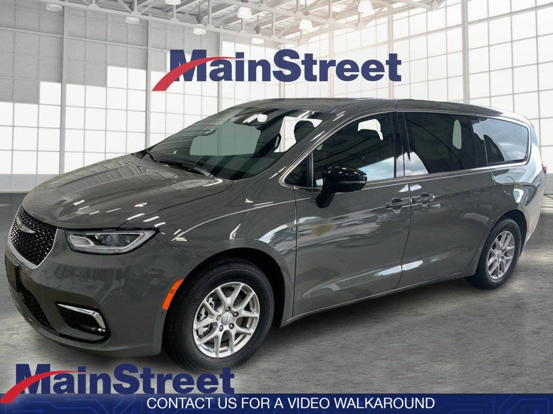 2025 Chrysler Pacifica Select — Minivan — 1,360 mi — Lansing, KS