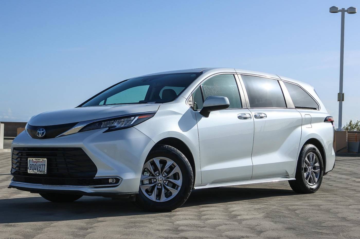 2022 Toyota Sienna XLE — Minivan — 49,609 mi — Fresno, CA