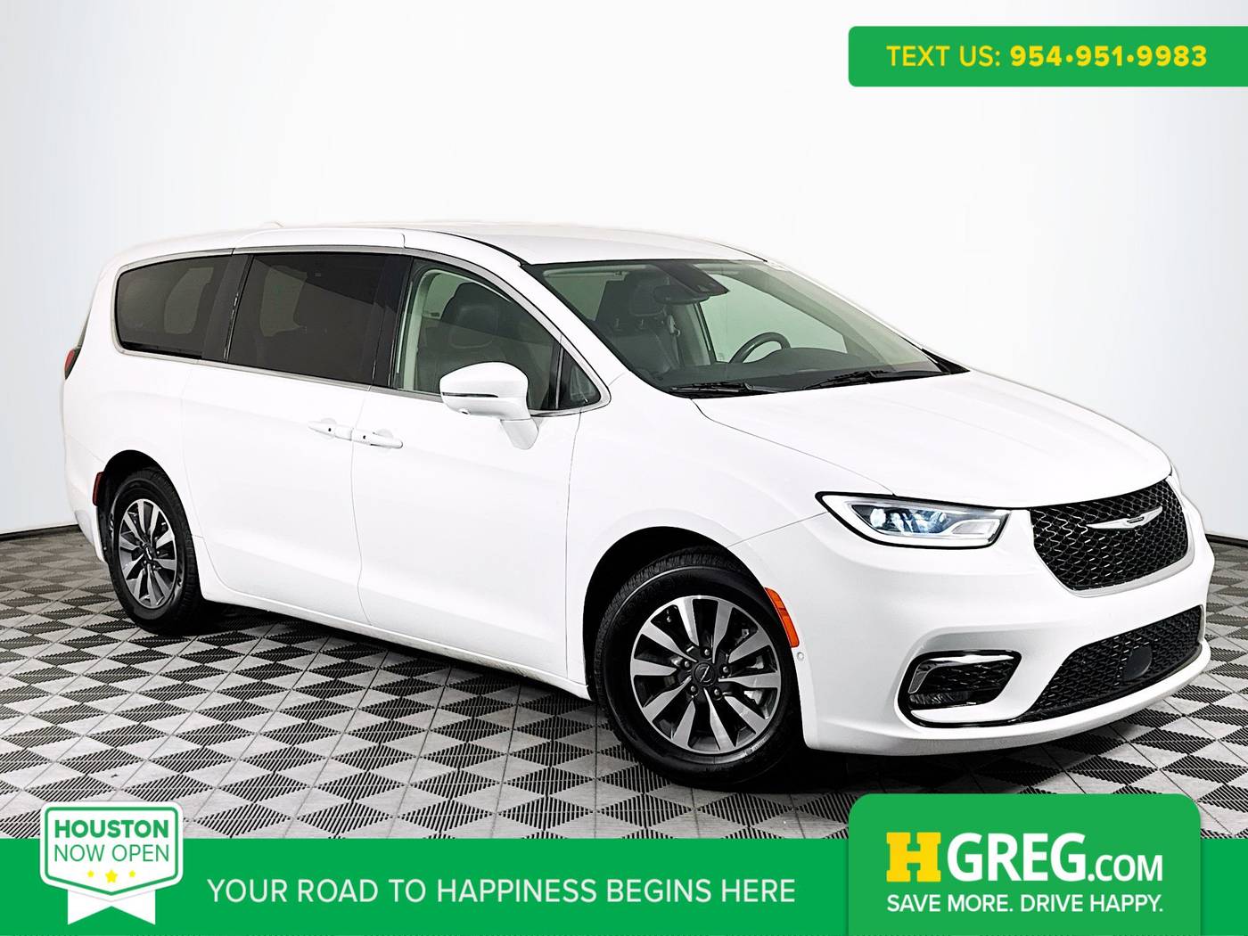 2022 Chrysler Pacifica Hybrid Touring L — Minivan — 82,932 mi — Houston, TX