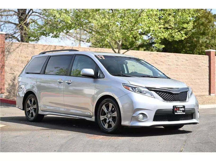 2017 Toyota Sienna SE — Minivan — 121,618 mi — Sacramento, CA