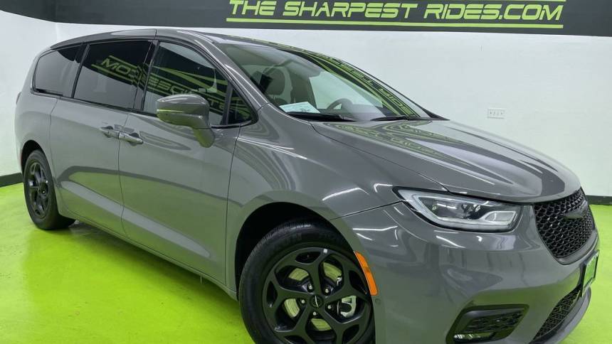 2022 Chrysler Pacifica Hybrid Touring L — Minivan — 71,801 mi — Englewood, CO