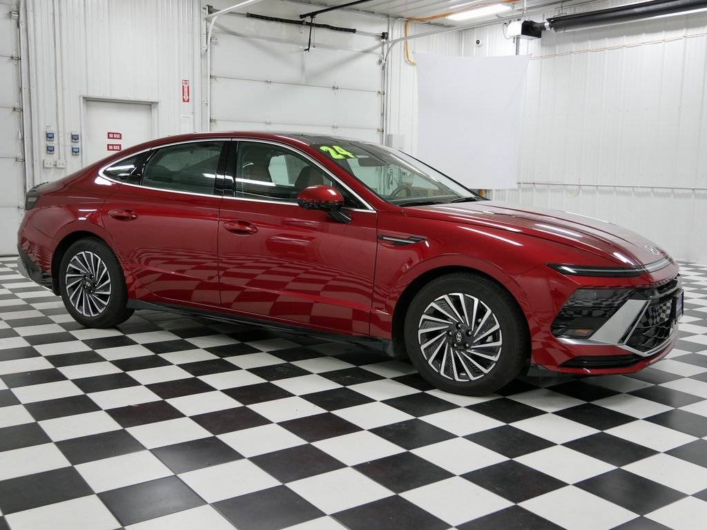 2024 Hyundai Sonata Hybrid Limited — Sedan — 14 mi — Rochester, MN
