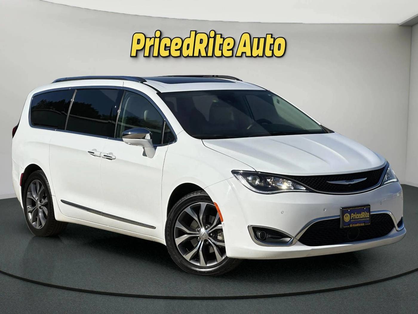 2017 Chrysler Pacifica Limited — Minivan — 85,901 mi — Lincoln, NE