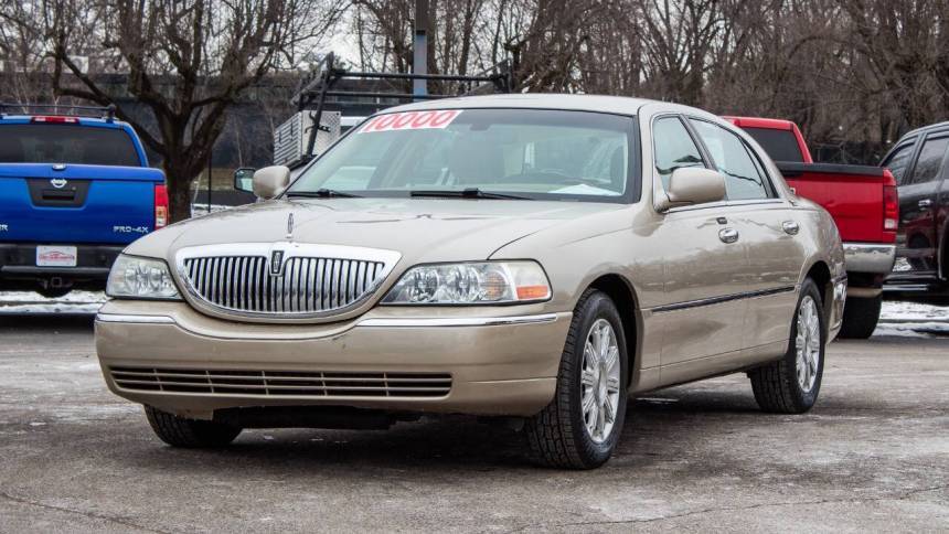 2010 Lincoln Town Car Signature Limited — Sedan — 86,734 mi — Whitehall, OH