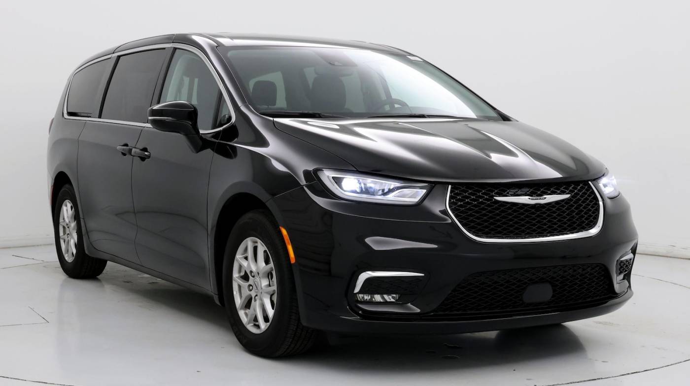2024 Chrysler Pacifica Touring L — Minivan — 12,805 mi — Algonquin, IL