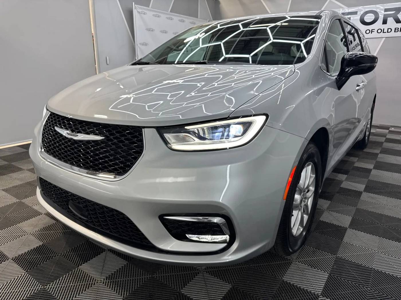 2024 Chrysler Pacifica Touring L — Minivan — 5,635 mi — Old Bridge, NJ