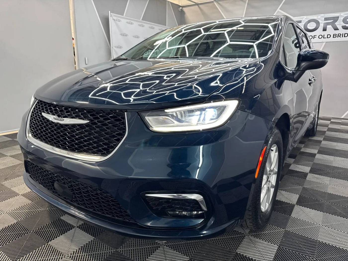 2023 Chrysler Pacifica Touring L — Minivan — 35,348 mi — Old Bridge, NJ