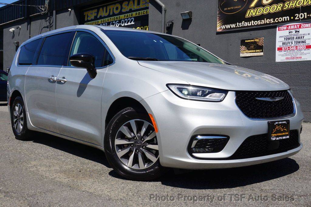 2024 Chrysler Pacifica Hybrid Select — Minivan — 27,844 mi — Hasbrouck Heights, NJ