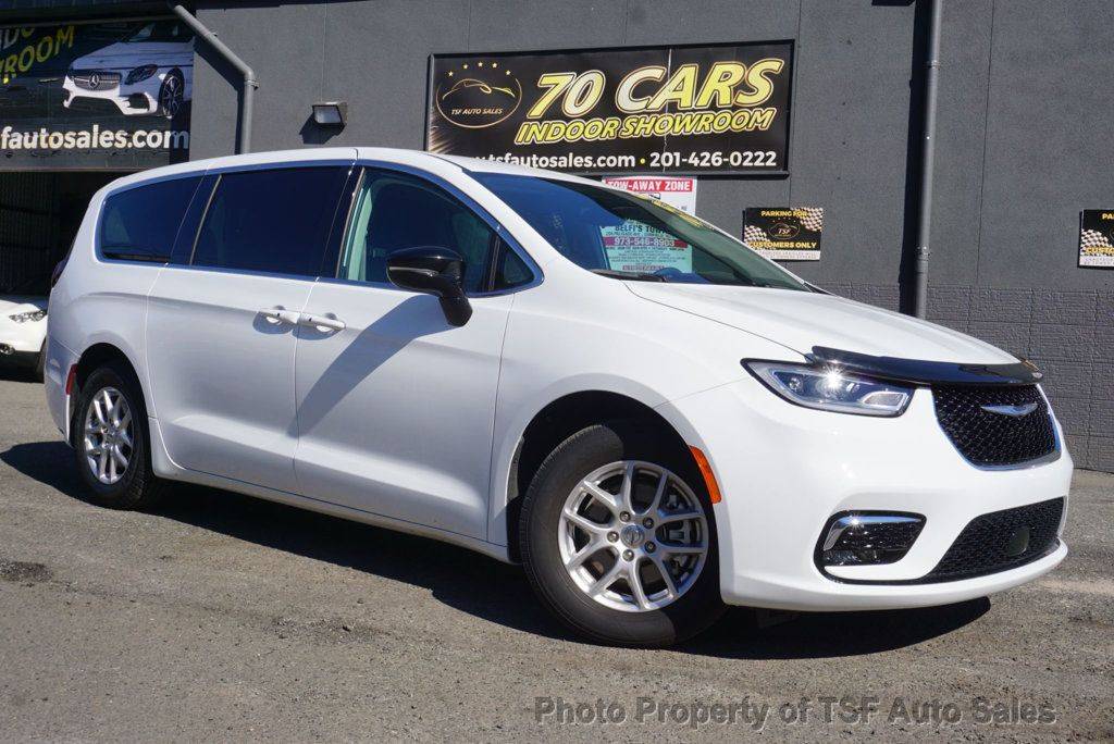 2024 Chrysler Pacifica Touring L — Minivan — 25,999 mi — Hasbrouck Heights, NJ