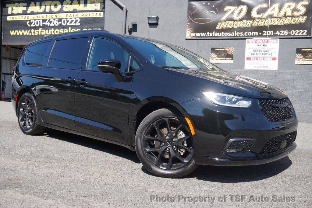 2025 Chrysler Pacifica Limited — Minivan — 22,337 mi — Hasbrouck Heights, NJ