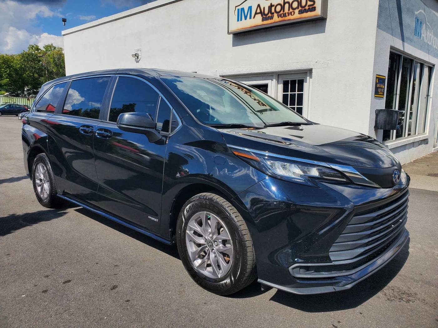 2021 Toyota Sienna LE — Minivan — 126,178 mi — Falls Church, VA