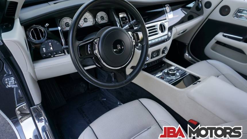 Petra Gold RollsRoyce Cullinan Showcased With Moccasin Interior   Carscoops  Rolls royce cullinan Rolls royce Rolls royce gold