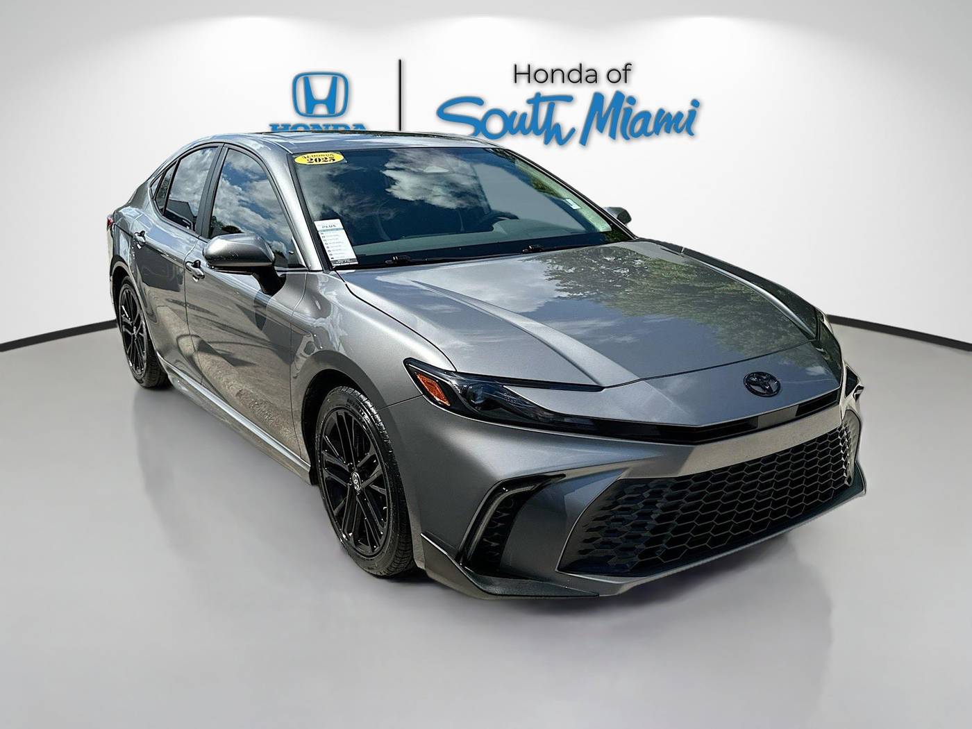2025 Toyota Camry Hybrid SE — Sedan — 20,626 mi — Miami, FL