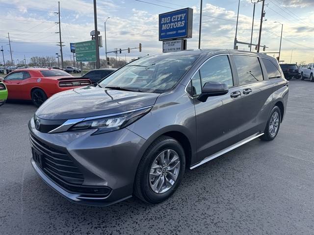 2024 Toyota Sienna LE — Minivan — 32,388 mi — Sioux Falls, SD