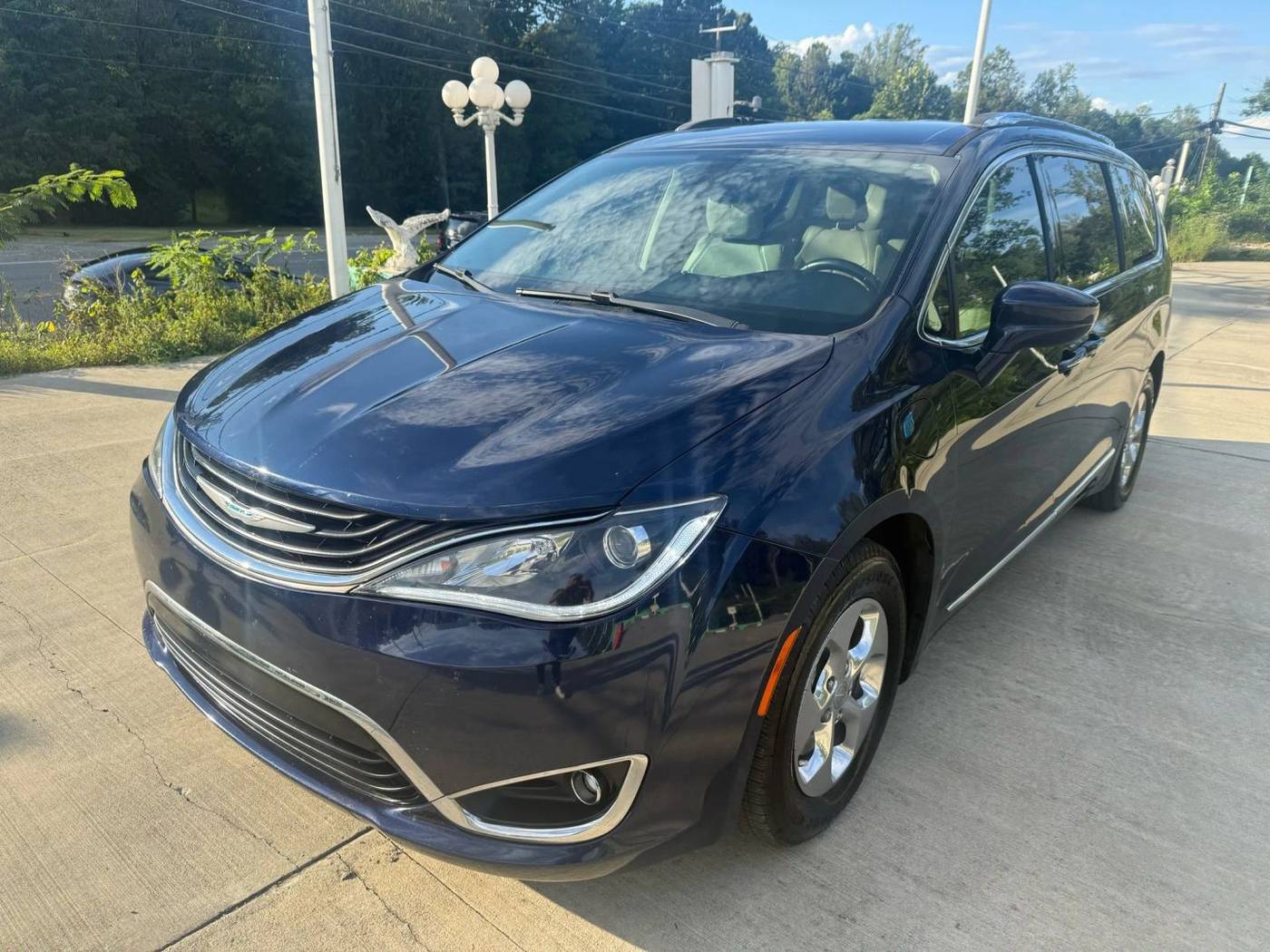 2018 Chrysler Pacifica Hybrid Touring L — Minivan — 143,035 mi — Stafford, VA