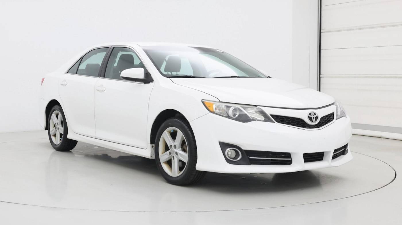 2014 Toyota Camry SE — Sedan — 128,085 mi — Smithtown, NY